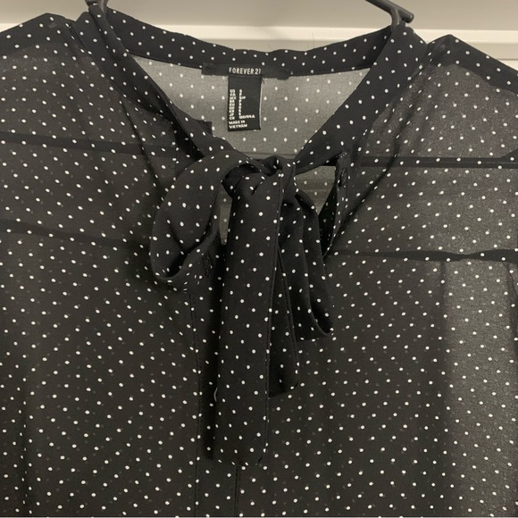 Forever 21–Black & White polka dot button up blouse with tie collar. Size S - Picture 3 of 13